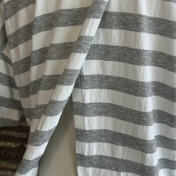 Stem Gray Striped Split Back Casual Top T sirt Size Small - Picture 7 of 8
